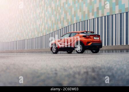 Brest, Bielorussia - 23 febbraio 2020: Toyota C-HR 2019 auto sulla strada città contro muro a strisce Foto Stock