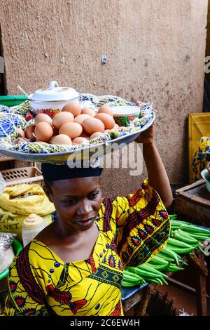 BURKINA FASO, Bobo Dioulasso, Grande MARCHE, donna vende uova / Grosser Markt, Verkauf von Eiern Foto Stock