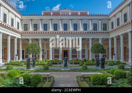 Il cortile della Getty Villa in un giorno di sole ottobre a Malibu, Los Angeles. Foto Stock