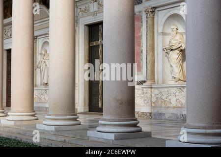 Basilica Papale di San Paolo fuori le Mura o San Paolo, via Ostiense, Roma, Italia; una delle chiese più grandi e antiche del cristianesimo, Foto Stock