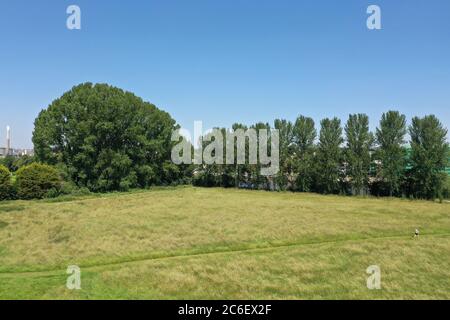 Vista aerea della riserva naturale Hook e del fiume Trent a West Bridgford, Nottinghamshire, mostrando spazi verdi aperti e case vicine. Foto Stock