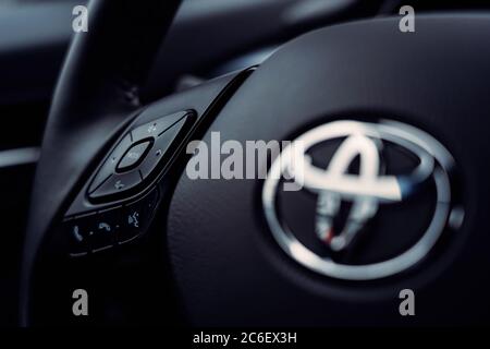 Brest, Bielorussia - 24 febbraio 2020: Parte del volante della Toyota C-HR primo piano Foto Stock