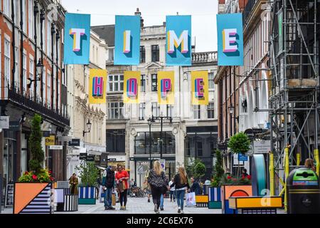 Londra, Regno Unito. 9 luglio 2020. Opere d'arte del premiato designer britannico Alex Fowke è sospeso su South Molton Street a Mayfair visualizzando il testo SPERANZA, AMORE, CURA, TEMPO per riconoscere gli sforzi di NHS e lavoratori chiave durante la pandemia di coronavirus in corso e anche per celebrare il 72 ° compleanno del NHS. Credit: Stephen Chung / Alamy Live News Foto Stock