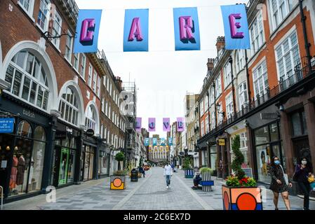 Londra, Regno Unito. 9 luglio 2020. Opere d'arte del premiato designer britannico Alex Fowke è sospeso su South Molton Street a Mayfair visualizzando il testo SPERANZA, AMORE, CURA, TEMPO per riconoscere gli sforzi di NHS e lavoratori chiave durante la pandemia di coronavirus in corso e anche per celebrare il 72 ° compleanno del NHS. Credit: Stephen Chung / Alamy Live News Foto Stock