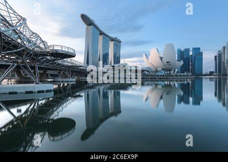 Singapore, 19 Dic 2019: Vista dall'alba dello skyline di Marina Bay con l'Helix Bridge, l'hotel Marina Bay Sands e il quartiere finanziario centrale i. Foto Stock