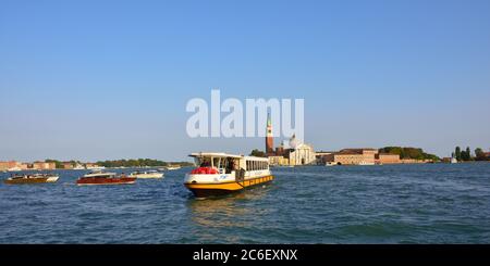 VENEZIA - 25 SETTEMBRE 2014: Vaporetto in Laguna Veneta al tramonto, isola di San Giorgio maggiore sullo sfondo, Venezia, Italia. Vaporetto è una delle sy Foto Stock