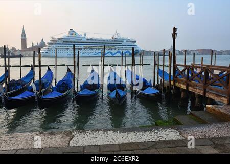 Venezia, Italia - 27 settembre 2014: Vista sulla laguna veneta all'alba, nave da crociera sullo sfondo. I turisti da tutto il mondo apprezzano la città storica di Foto Stock