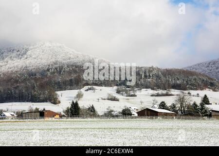 villaggio ai piedi della collina in inverno con neve nuova Foto Stock