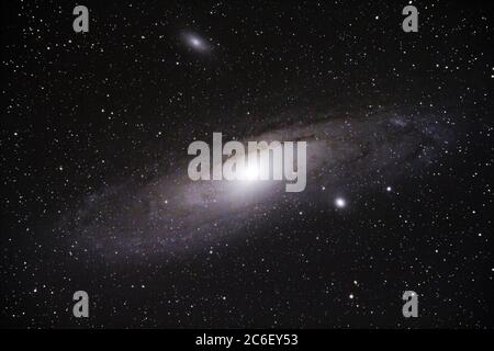 Adromeda Galaxy visto attraverso un telescopio rifrattore da 80 mm utilizzando una fotocamera DSLR e circa 1 ora di tempo di esposizione. Andromeda Galaxy è una galassia a spirale Foto Stock