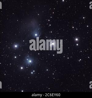Le Pleiades, le sette Sorelle o secondo la sua designazione nel catalogo di Messier - M45 è un gruppo di stelle aperte nella costellazione di Toro. Esso Foto Stock