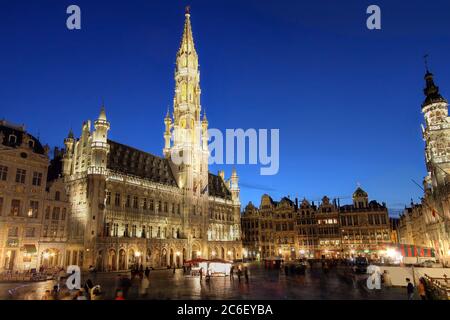 Scena notturna grandangolare della Grand Plance, il punto focale di Bruxelles, Belgio. Il municipio (Hotel de Ville) domina la composizione Foto Stock