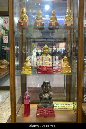 Thailandia. 23 Giugno 2020. Le figure di Thong di Kuman sono vendute al tempiale Wat Sanngam. Una figurina Kuman Thong, si dice che contenga ceneri con resti umani. In origine, feti morti o parti di bambini morti sono stati mescolati nelle figure. Tuttavia, una legge degli anni '70 vieta la dissacrazione dei cadaveri e quindi questo metodo di produzione. Nel frattempo, altre parti di morti sono usate anche per la produzione - anche di adulti morti. Credit: Kawewit Kaewjinda/dpa/Alamy Live News Foto Stock