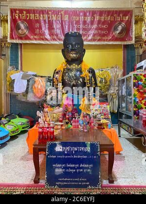 Thailandia. 23 Giugno 2020. La limonata si trova come un'offerta nel tempio Wat Sanngam di fronte a una figura di Kuman Thong, che dovrebbe contenere ceneri con resti umani. I feti originariamente morti o parti di bambini morti sono stati mescolati nelle figure. Tuttavia, una legge degli anni '70 vieta la dissacrazione dei cadaveri e quindi questo metodo di produzione. Nel frattempo, altre parti di cadaveri vengono utilizzate anche per la produzione - anche di adulti morti. Credit: Kawewit Kaewjinda/dpa/Alamy Live News Foto Stock