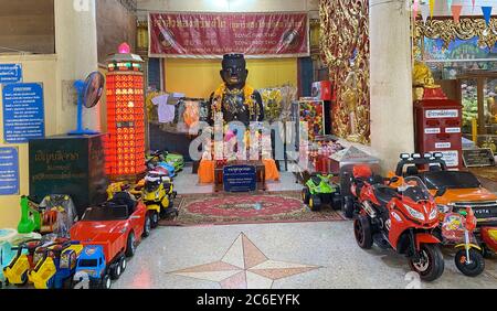 Thailandia. 23 Giugno 2020. La limonata si trova come un'offerta nel tempio Wat Sanngam di fronte a una figura di Kuman Thong, che dovrebbe contenere ceneri con resti umani. I feti originariamente morti o parti di bambini morti sono stati mescolati nelle figure. Tuttavia, una legge degli anni '70 vieta la dissacrazione dei cadaveri e quindi questo metodo di produzione. Nel frattempo, altre parti di cadaveri vengono utilizzate anche per la produzione - anche di adulti morti. Credit: Kawewit Kaewjinda/dpa/Alamy Live News Foto Stock
