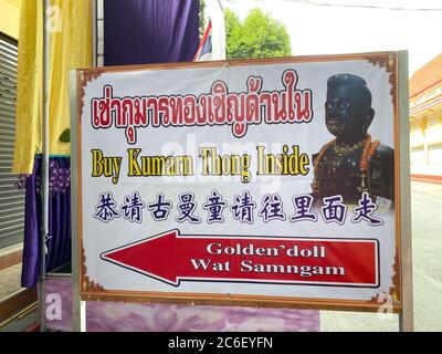 Thailandia. 23 Giugno 2020. Un cartello di fronte al tempio di Wat Sanngam indica ai visitatori una figura di Kuman Thong, che si dice contenga ceneri con resti umani. I feti originariamente morti o parti di bambini morti sono stati mescolati nelle figure. Tuttavia, una legge degli anni '70 vieta la dissacrazione dei cadaveri e quindi questo metodo di produzione. Nel frattempo, altre parti di cadaveri vengono utilizzate anche per la produzione - anche di adulti morti. Credit: Kawewit Kaewjinda/dpa/Alamy Live News Foto Stock