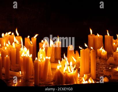 Molte candele accese con profondità di campo Foto Stock