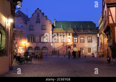 Koifhus o l'Ancienne Douane (Old Custom House) è un edificio storico nel villaggio di Colmar, nella regione vinicola francese dell'Alsazia. Notte Foto Stock