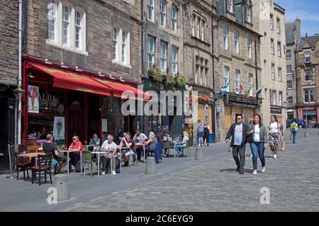 Edimburgo, Scozia, Regno Unito. 9 luglio 2020. 17 gradi e sole che incoraggiano le persone a uscire a cenare e bere nel centro della città presso i vari pop up cafe al Waverley Mall e i ristoranti nel Grassmarket che hanno posti a sedere all'aperto disponibili. Oltre al personale d'attesa che indossa maschere e visiere, la nuova normale sembrava piuttosto normale al occasionale onlooker che passa. Dal 15 luglio a partire da questa data, i ristoranti, i bar e i caffè potranno servire i clienti all'interno, anche in base alle norme di distanza fisica e ai consigli sulla salute pubblica. Foto Stock