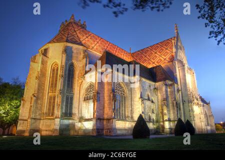 Vista notturna della chiesa gotica fiammeggiante del Monastero reale di Brou, alla periferia della città di Bourg-en-Bresse, dipartimento Ain, Rhone-Alpes regio Foto Stock
