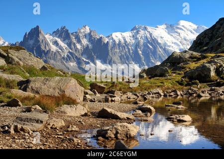 Vista del Monte Bianco (vetta più a sinistra) da un balcone in Aiguilles Rouges sopra Chamonix, Francia. Foto Stock