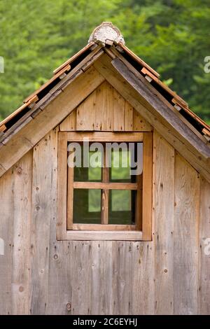 Vecchio cottage in legno tetto e finestra Foto Stock