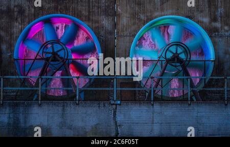 ventilatori di raffreddamento illuminati in una storica acciaieria Foto Stock