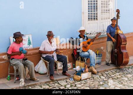 Un gruppo di musicisti cubani suonano sul lato della strada a Trinidad, Cuba. Foto Stock