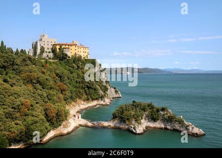 Castello di Duino con vista sul Golfo di Trieste sul Mare Adriatico in Italia. Foto Stock