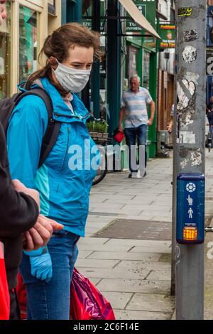 Cork, Irlanda. 9 luglio 2020. Una donna indossa una maschera facciale nella città di Cork per proteggersi dal Covid-19. Credit: Notizie dal vivo di AG/Alamy Foto Stock