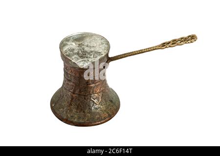 Caffè turco tradizionale che fa cezve di rame, acqua bollente, isolato. Foto Stock