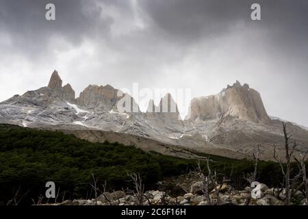 Cerro Espada, Cuerno Norte e Cuerno Principal vicino Mirador Britannico nel Parco Nazionale Torres del Paine in Patagonia nelle Ande in Cile Foto Stock