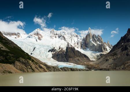 Vista attraverso Laguna Torre verso Cerro Torre in Patagonia vicino El Chalten nelle Ande Argentine Foto Stock