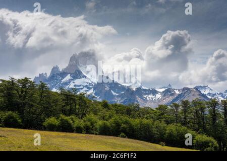 Vette montane intorno a El Chalten in Patagonia nelle Ande argentine, prese vicino Loma del Pliegue Tumbado Foto Stock