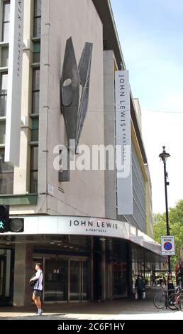 Londra, Regno Unito. 9 luglio 2020. Ingresso principale al grande magazzino John Lewis su Oxford Street di Londra. Due dei più grandi negozi al dettaglio di High Street del Regno Unito, John Lewis e Boots hanno annunciato oltre 5,000 tagli di lavoro. Boots ha detto che andranno 4,000 posti di lavoro, mentre John Lewis sta chiudendo otto dei suoi grandi magazzini con un totale di 1,300 posti di lavoro che potrebbero essere persi. Credit: Keith Mayhew/SOPA Images/ZUMA Wire/Alamy Live News Foto Stock