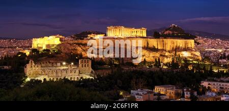 Panorama di Atene con la collina dell'Acropoli al tramonto, Grecia. L'Acropoli di Atene si trova su uno sperone roccioso sopra la città di Atene. Foto Stock