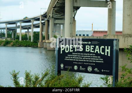 Cartello a Poet's Beach, sotto il ponte Marquam, vicino al quartiere sul lungomare e al centro di Portland, Oregon; fiume Willamette. Foto Stock