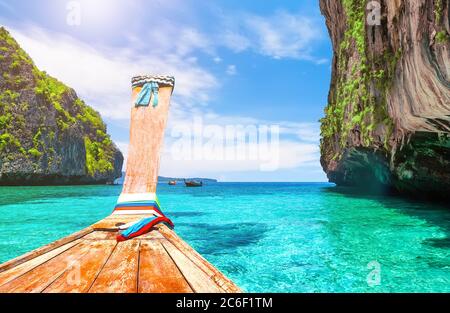 Vista della Baia di Loh Samah sull'isola di Phi Phi, Thailandia. Questa piccola baia sull'altro lato della Baia di Maya su Koh Phi Phi Leh in Thailandia. Foto Stock