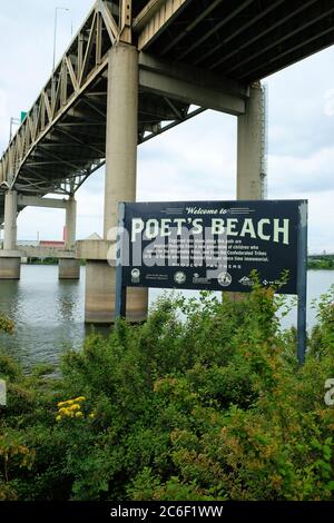 Cartello a Poet's Beach, sotto il ponte Marquam, vicino al quartiere sul lungomare e al centro di Portland, Oregon; fiume Willamette. Foto Stock