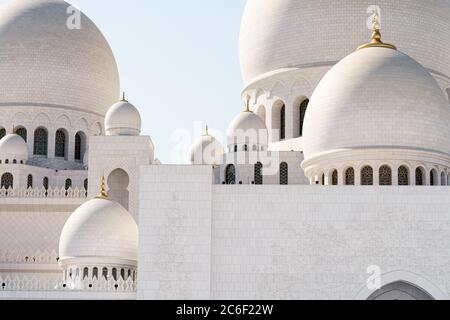 Vista ravvicinata della cupola della moschea di Abu Dhabi in una giornata di sole con cielo blu Foto Stock