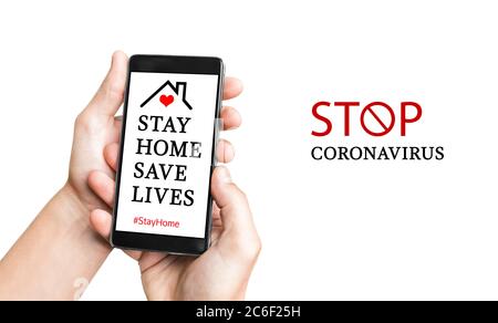 Uomo a mano con smartphone mobile con Stay Home Challenge. Rimani a casa durante la pandemia del coronavirus. Soggiorno a casa consigli per fermare coronavirus COVID-19 Foto Stock