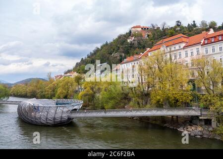 GRAZ, AUSTRIA - Aprile 13 2012: Isola artificiale e ponte di architettura futuristica in acciaio e vetro sul fiume Mur a Graz. IO Foto Stock