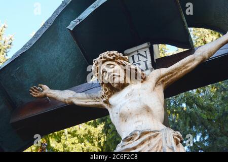 Croce di legno con gesù di fronte alla Chiesa di San Giuseppe a Celje, Slovenia Foto Stock