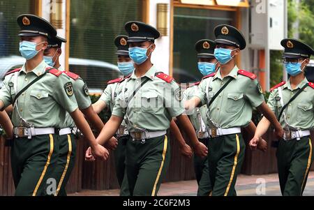 Pechino, Cina. 09 luglio 2020. I soldati cinesi, anche noti come Peoples Armed Police (PAP), indossano maschere protettive per il viso quando tornano alla loro caserma dopo aver cambiato guardia nel distretto delle ambasciate di Pechino giovedì 9 luglio 2020. Nonostante l'allentamento delle restrizioni e la minaccia ridotta di Covid-19 nella capitale cinese, il governo richiede ancora alle persone di indossare maschere facciali quando si trovano nelle aree pubbliche. Foto di Stephen Shaver/UPI Credit: UPI/Alamy Live News Foto Stock