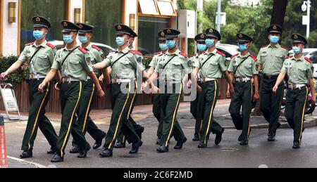 Pechino, Cina. 09 luglio 2020. I soldati cinesi, anche noti come Peoples Armed Police (PAP), indossano maschere protettive per il viso quando tornano alla loro caserma dopo aver cambiato guardia nel distretto delle ambasciate di Pechino giovedì 9 luglio 2020. Nonostante l'allentamento delle restrizioni e la minaccia ridotta di Covid-19 nella capitale cinese, il governo richiede ancora alle persone di indossare maschere facciali quando si trovano nelle aree pubbliche. Foto di Stephen Shaver/UPI Credit: UPI/Alamy Live News Foto Stock