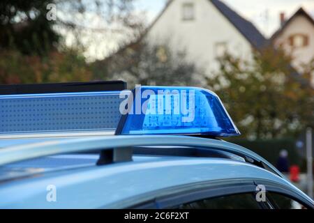 Macchina di polizia con sirena blu sul posto in strada Foto Stock