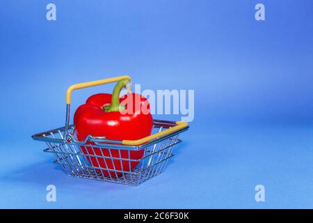 cestino con pepe su sfondo blu. Messa a fuoco selettiva. Foto Stock