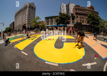 Gli artisti locali dipingono un enorme murale "Black Lives Matter" su Adam Clayton Powell Blvd ad Harlem a New York sabato 4 luglio 2020. (© Richard B. Levine) Foto Stock