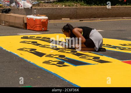 Gli artisti locali dipingono un enorme murale "Black Lives Matter" su Adam Clayton Powell Blvd ad Harlem a New York sabato 4 luglio 2020. (© Richard B. Levine) Foto Stock