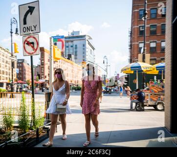 Le donne che indossano le loro maschere nel distretto di Meatpacking a New York giovedì 2 luglio 2020. (© Richard B. Levine) Foto Stock