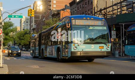 MTA bus nel quartiere Meatpacking a New York giovedì 2 luglio 2020. (© Richard B. Levine) Foto Stock